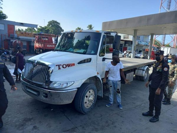CECCOM miembros de la Regional Cibao Noroeste sorprenden vehículos de carga en la provincia Dajabón.