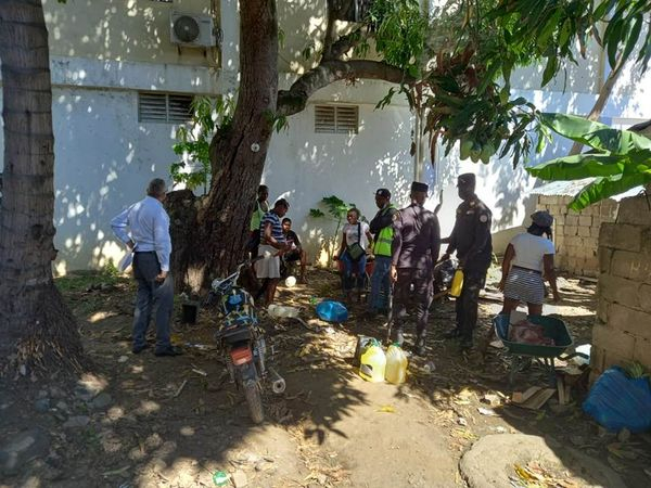 CECCOM retiene combustible almacenado por nacionales haitianos en una vivienda en la la provincia de Dajabón.