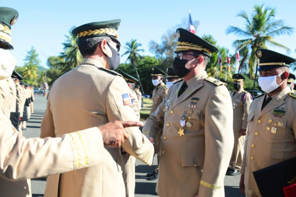 CECCOM. Condecoran al Director General del CECCOM de la Orden al Mérito Militar.