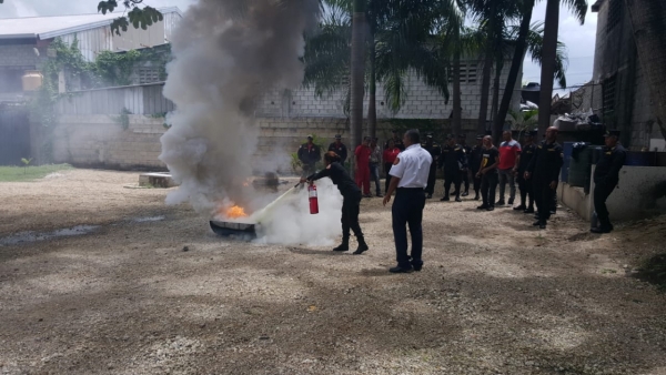 Miembros del CECCOM reciben capacitación sobre Manejo de Incendios y Evacuación de Personal impartida por el Cuerpo de Bombero D.N.