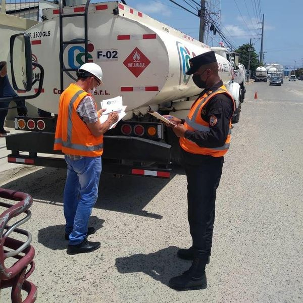 CECCOM, Miembros de este Cuerpo Especializado, apoyaron a técnicos del MICM, la rotulación de las unidades de Transporte de Combustibles.