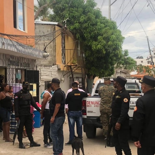 CECCOM, incauta bebidas adulteradas en el Almirante, Santo Domingo Este.