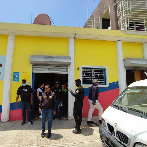 CECCOM, realiza inspecciones a comercios en el sector los Alcarrizos, en compañía de representantes del Ministerio Público, Ministerio de Salud Pública, La Dirección General de Aduanas y Policía Nacional.