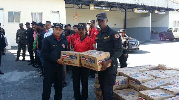 Miembros del CECCOM Reciben Cajas Navideñas