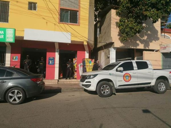 CECCOM realiza operativo de allanamiento a tres comercios en Los Alcarrizos.