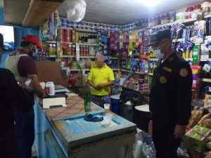 Efectivos de la Regional Cibao Sur, apoyados por la Direcciones Central e Inteligencia CECCOM, realizaron un operativo de allanamiento a un comercio en el municipio Constanza.